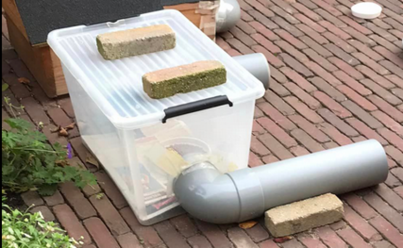 Egelvoederhuis-zelf-maken-met-een-doorzichtige-box-doos-opbergbox